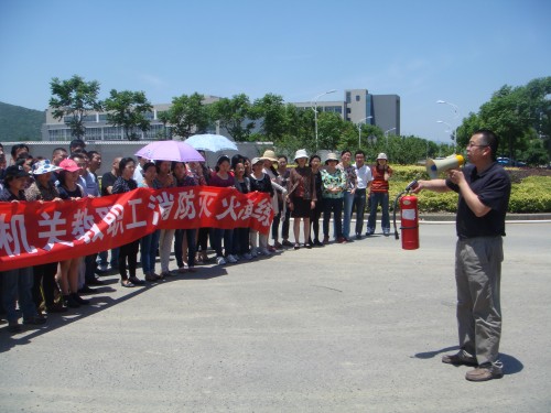 机关分工会组织教职工参加消防灭火演练