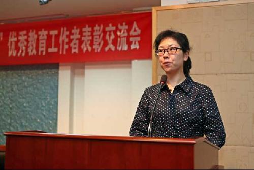 我校举行2016年“弘师德、强师能、铸师魂”优秀教育工作者表彰交流会