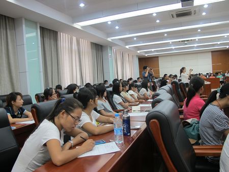 “金警官是我们的偶像”——劳模事迹报告感动大学生