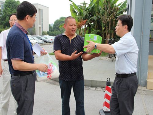 校领导会同有关部门领导亲切慰问暑期坚持工作的教职工