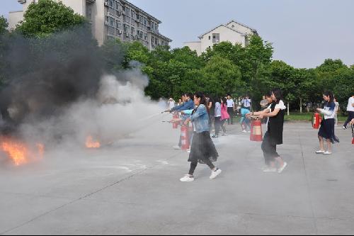 食品学院举办2016年实验室消防安全专题讲座及消防灭火演习